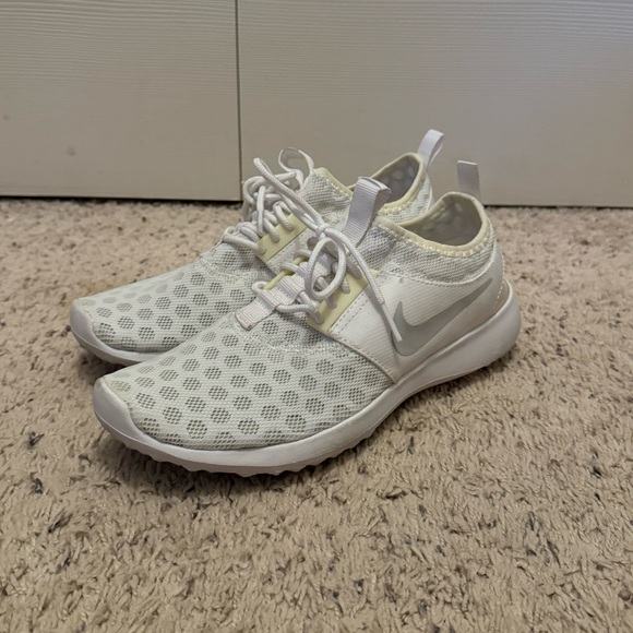 Nike Juvenate Women’s Sneaker - Size 8.5 - Picture 2 of 8